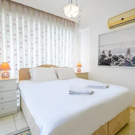 Apartment Comfy Flat With Shared Pool In