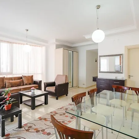 Appartement Comfy Flat With Shared Pool In