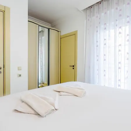 Comfy Flat With Shared Pool In Apartman *